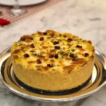 Torta cremosa de milho com palmito