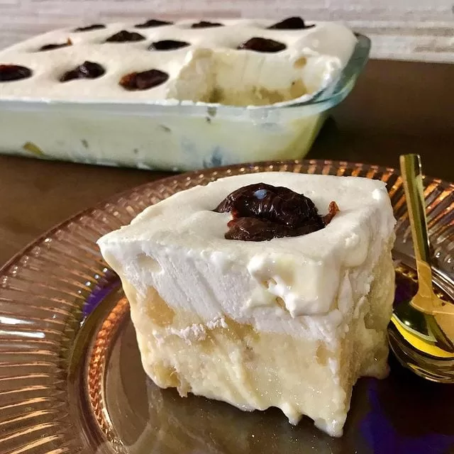 Receita de Torta gelada de abacaxi com ameixas
