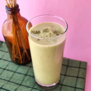 Vitamina de abacate com chá verde