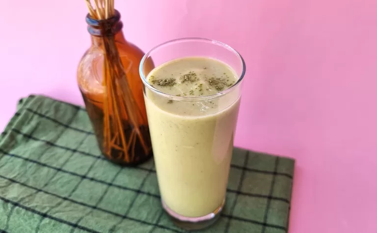 Receita de Vitamina de abacate com chá verde